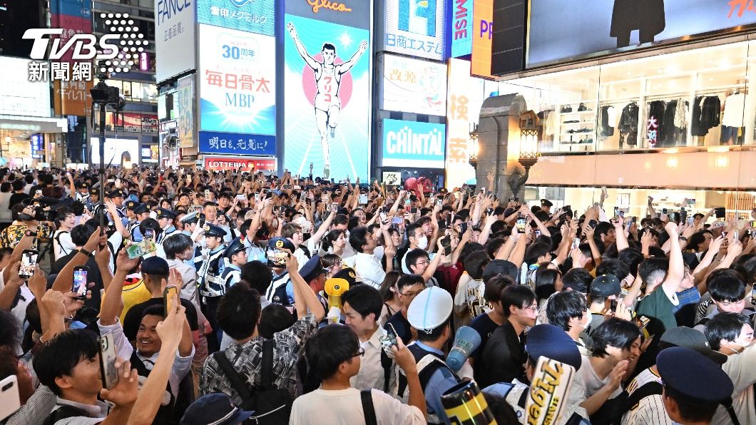今年9月阪神虎封王時，大阪球迷暴動擠爆道頓堀。（圖／達志影像美聯社）