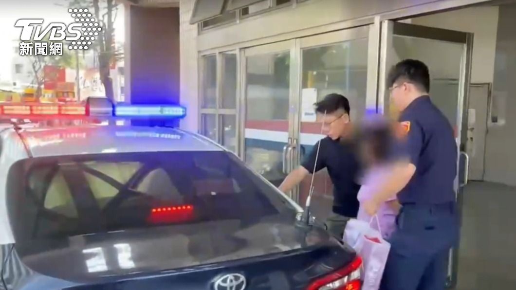 曾姓婦人在警方的陪同下來到殯儀館相驗。(圖/TVBS)