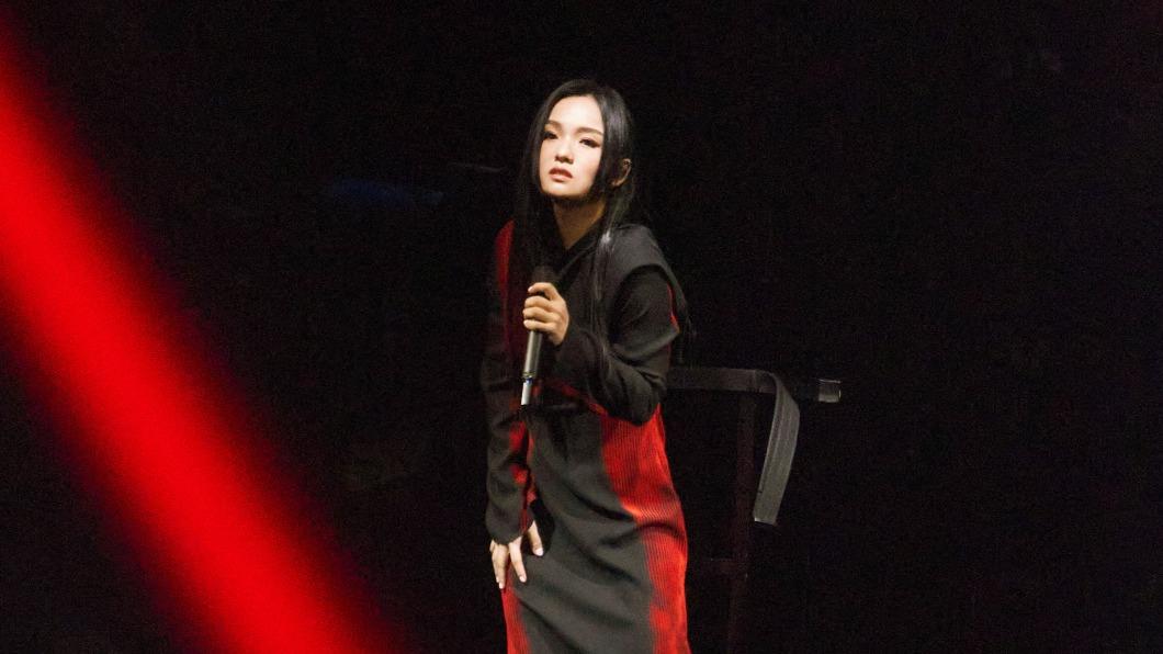 徐佳瑩開唱5分鐘泣不成聲!突「意外倒地」 哽咽謝歌迷:真的好奢侈