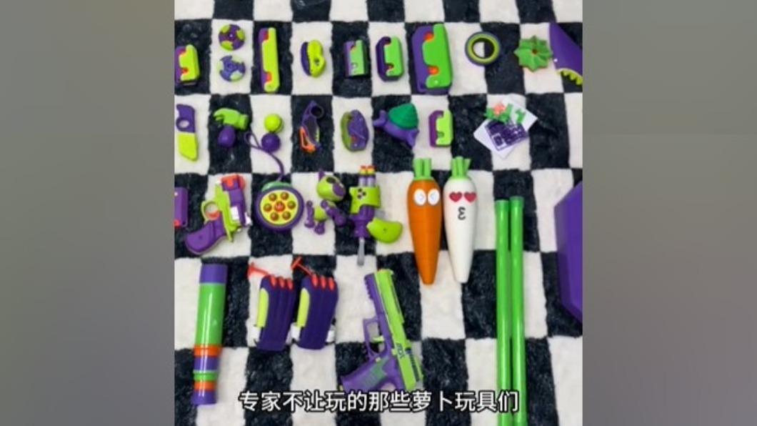 陸網友展示「蘿蔔刀」系列衍生玩具。(圖/翻攝自抖音)