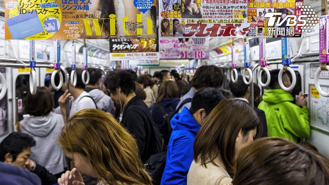 網友幾年前就在地鐵上發現日本人沒禮貌的事蹟。(示意圖/shutterstock 達志影像)