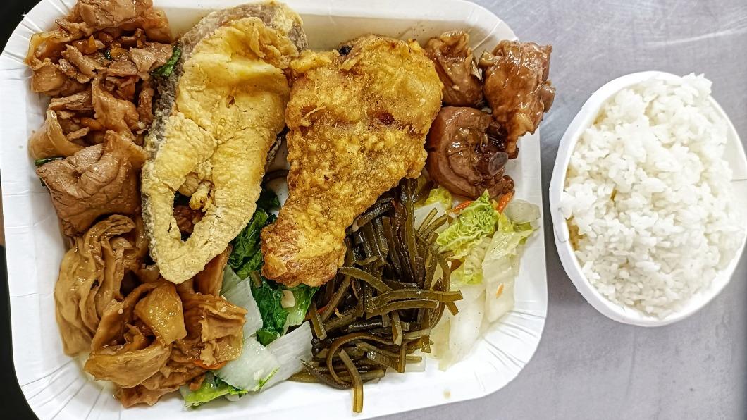 60元自助餐爆紅!奧客往死裡夾又吃不完 鄰居揭醜態:饒了闆娘