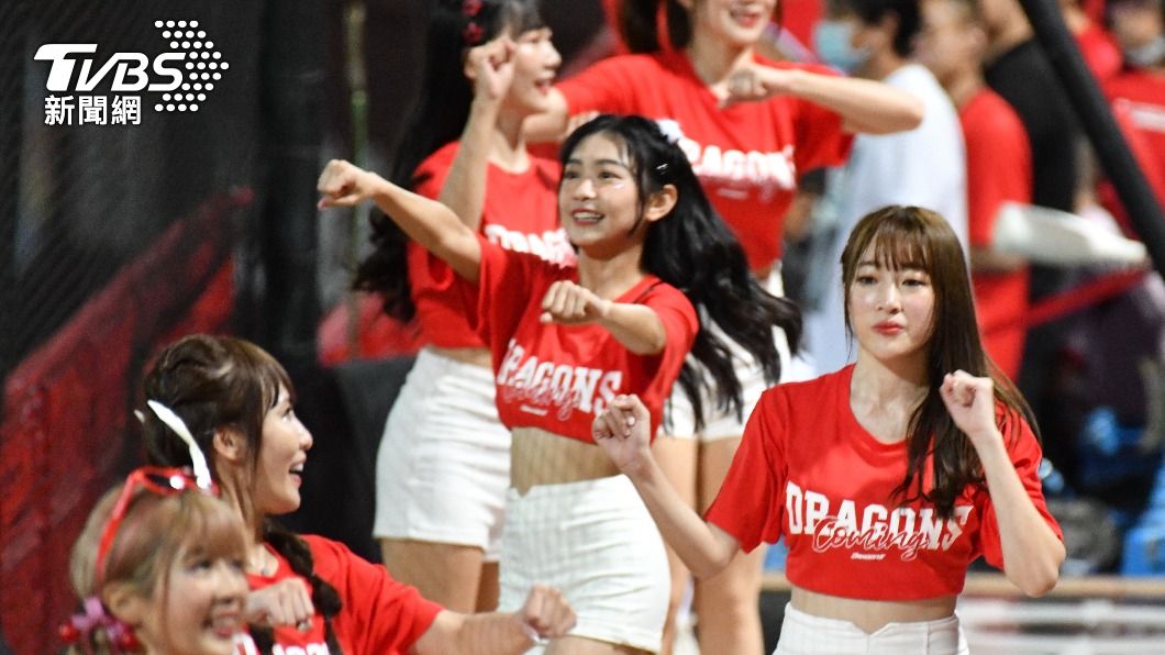 小龍女帶領全隊為味全龍加油。（圖／胡瑞麒攝）