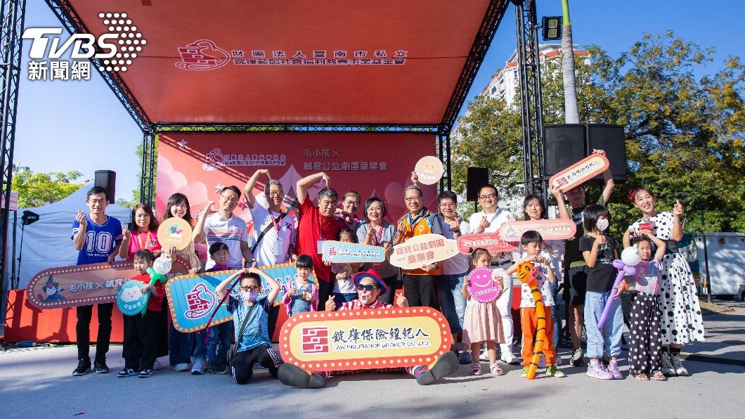 錠嵂藍鵲社會福利基金會董事長李淑芬與紅鼻子鵲寶公益劇團及來賓合影。(圖/TVBS)