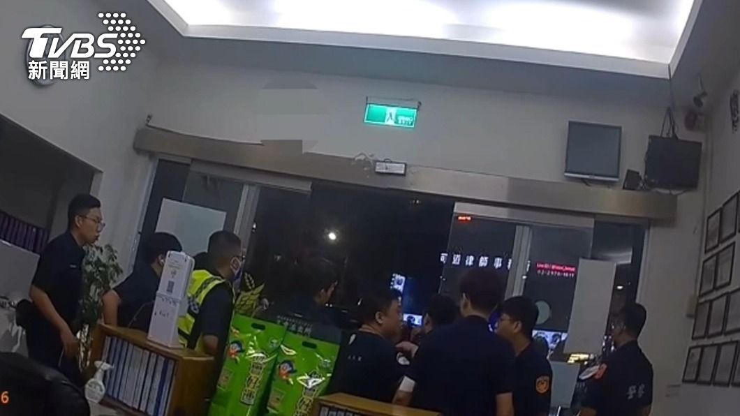 男子酒後不滿遭警保護管束　深夜聚眾重返警局理論
