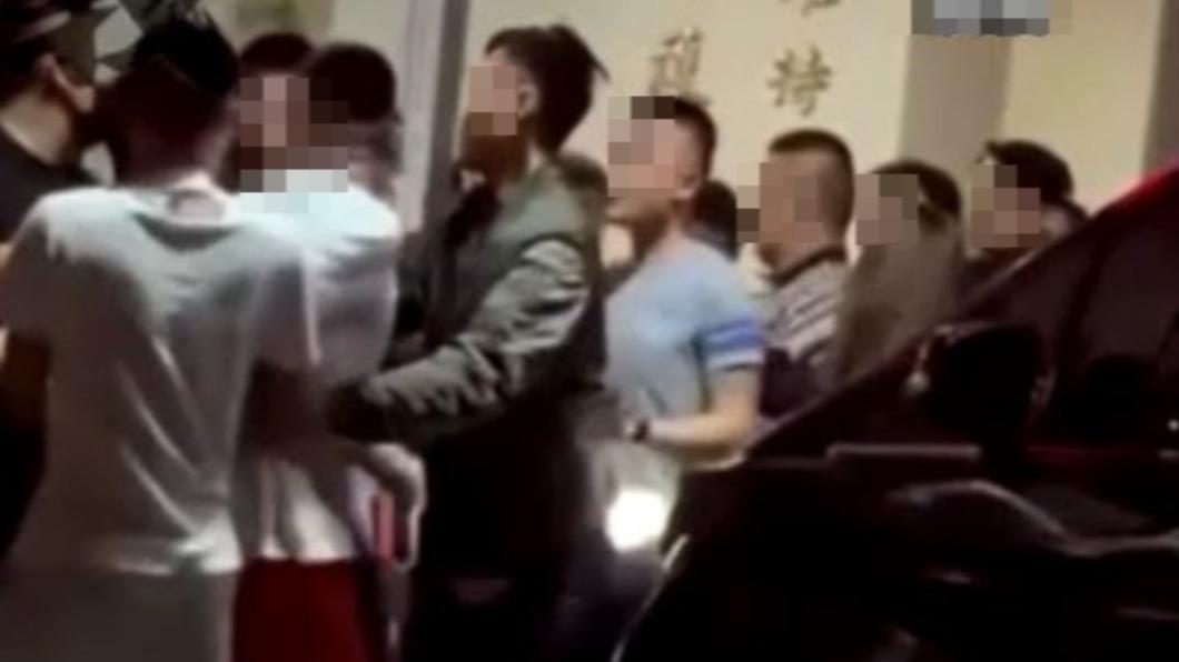 三重10名黑衣人「包圍派出所」!撂兄弟出手 扯警爆衝突