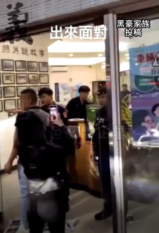 警方出聲喝止。(圖/翻攝自黑色豪門企業)