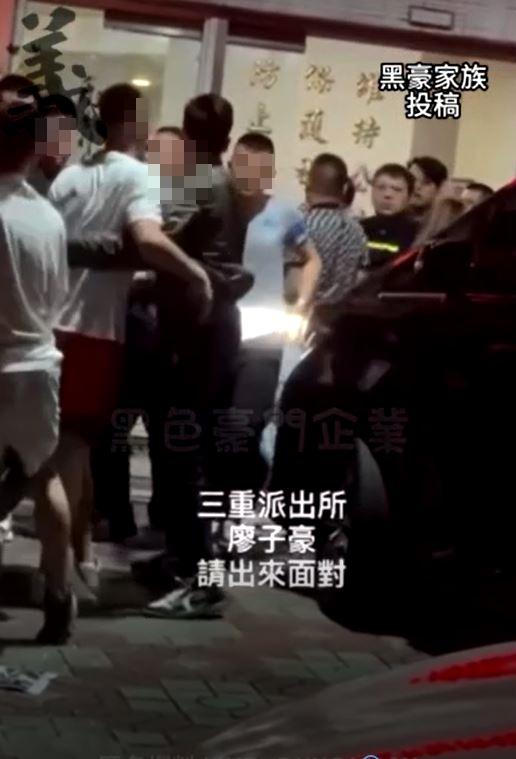 一旁有人不斷拉人緩解衝突。(圖/翻攝自黑色豪門企業)