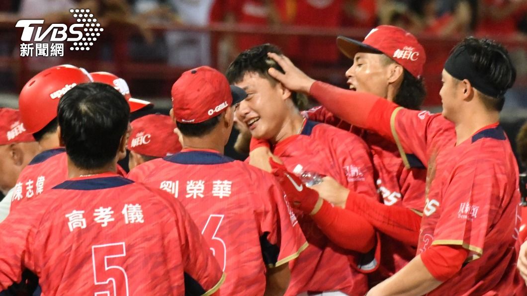 「紅色大砲」劉基鴻單場第二發的全壘打結束比賽,也讓味全順利收下重返台灣大賽的第一勝。(圖/胡瑞麒攝)
