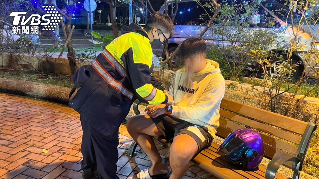 自找的!男上週才被通緝 騎改裝重機分貝超標警攔查直接逮捕