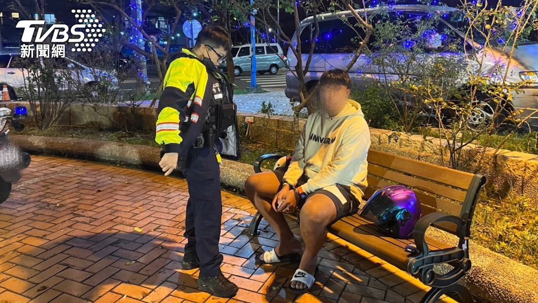 林男騎改裝重機遭警方攔查。（圖／TVBS）