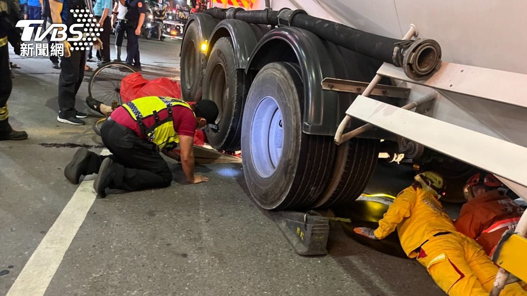 快訊／內輪差車禍！屏東鹽埔槽車轉彎撞單車　騎士遭輾慘死