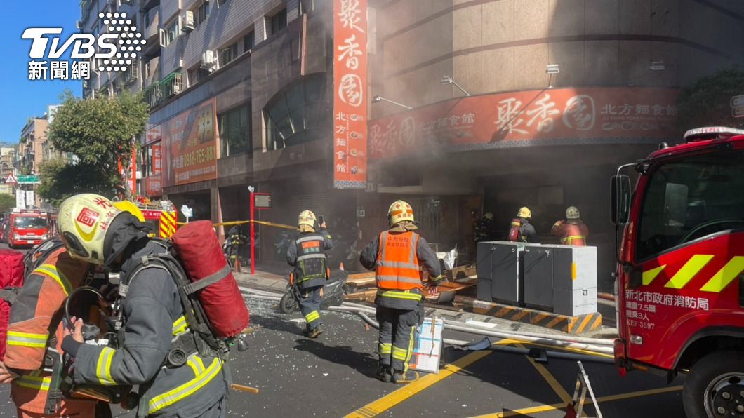 中和麵食館氣爆!濃煙狂竄 2員工燒燙傷、玻璃割傷送醫