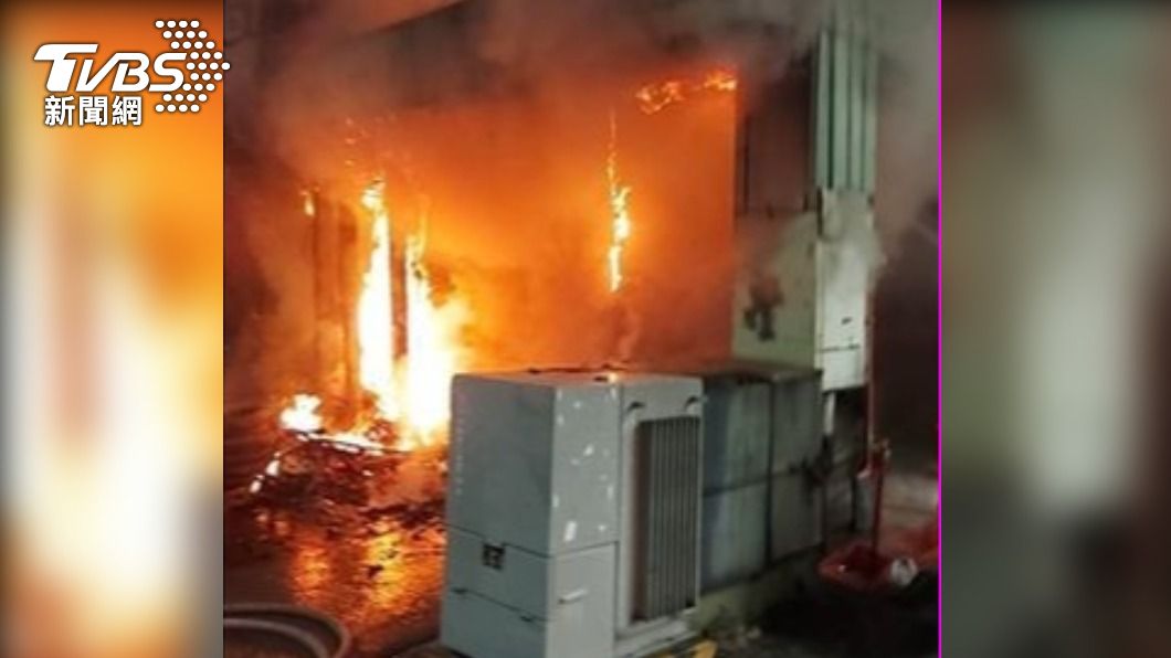 台南百貨量販店深夜火警 騎樓廣告燈柱燃燒成火海