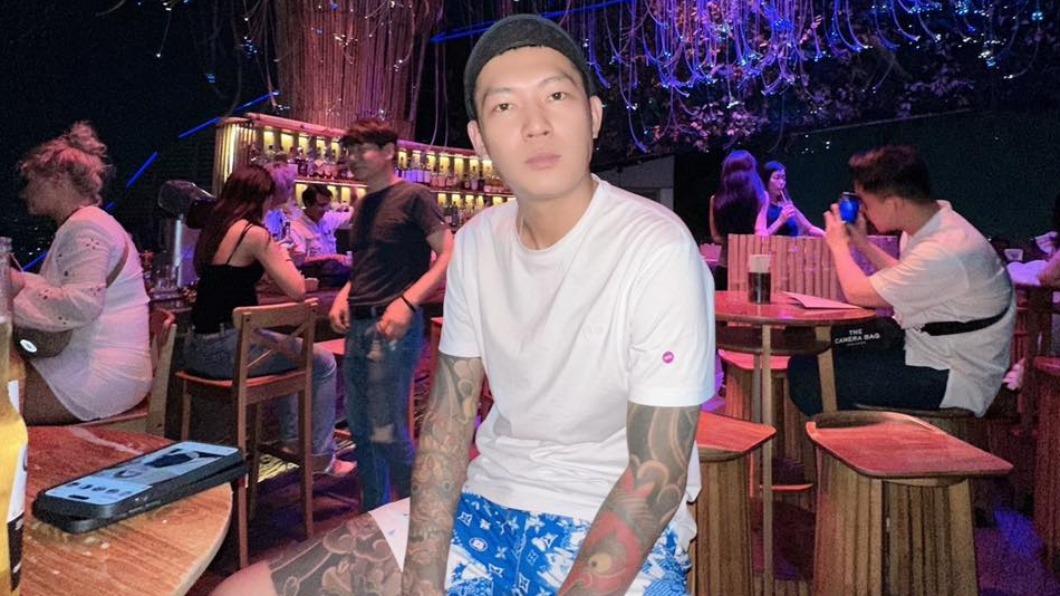 包廂應酬小姐坐旁邊!鳳梨轉頭驚見「國中暗戀對象」:很尷尬