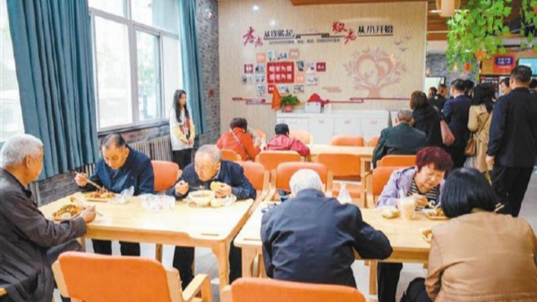 有年輕人表示，去商場吃東西只會去B1、B2美食街，因為樓層越高越消費不起。（圖／翻攝自微博）