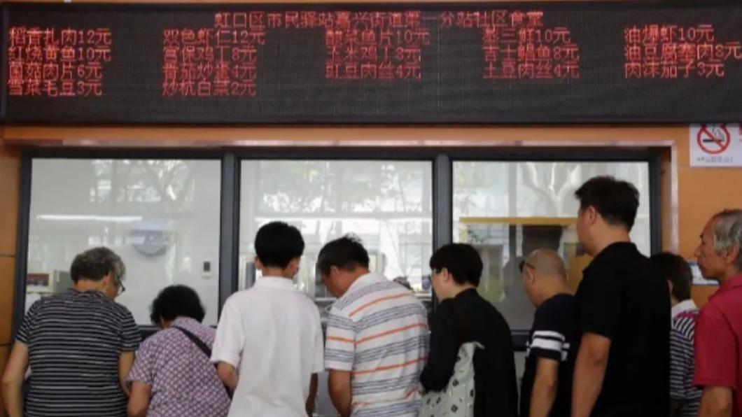 年輕人消費觀念的改變，也意味著中國世代間的消費差異正在縮小。（圖／翻攝自微博）