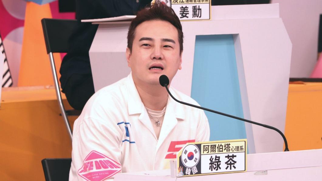 綠茶上節目討論通告費誰高誰低。(圖/中天提供)