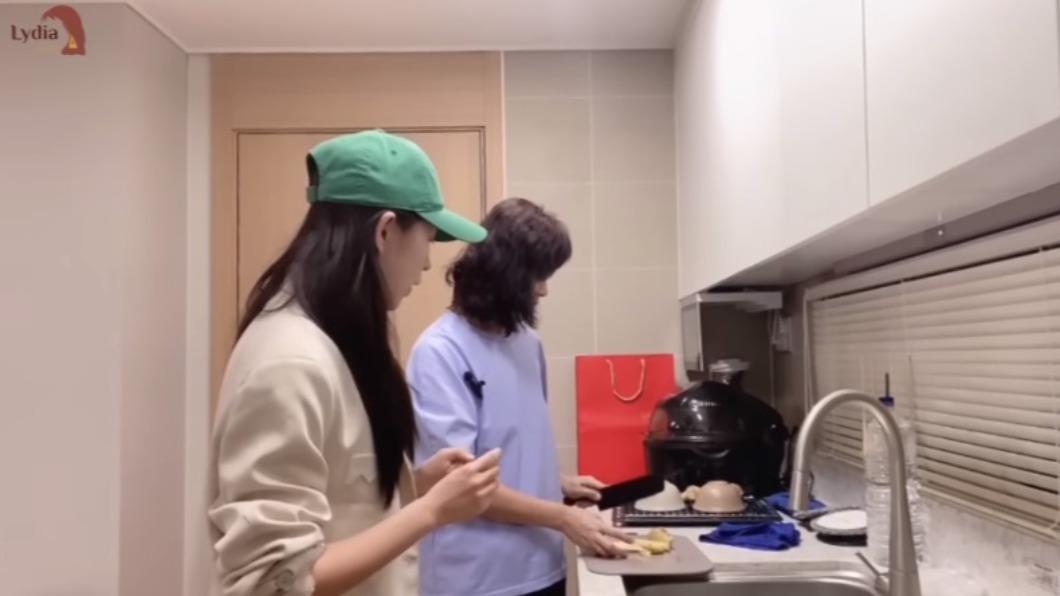 子瑜媽媽教大家做麻油雞飯。(圖/翻攝自玲氏物語頻道)