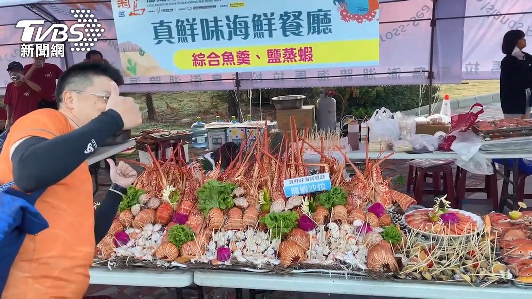 澎湖跨海馬拉松豪華海鮮補給站超狂　選手抱著龍蝦頭狂嗑