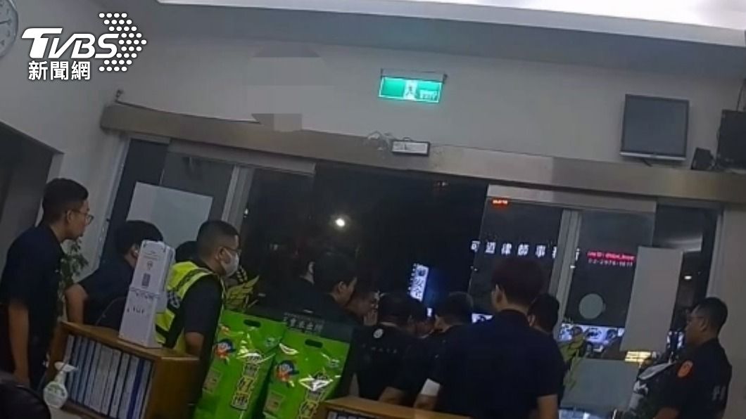 大批黑衣人包圍派出所。（圖／TVBS）