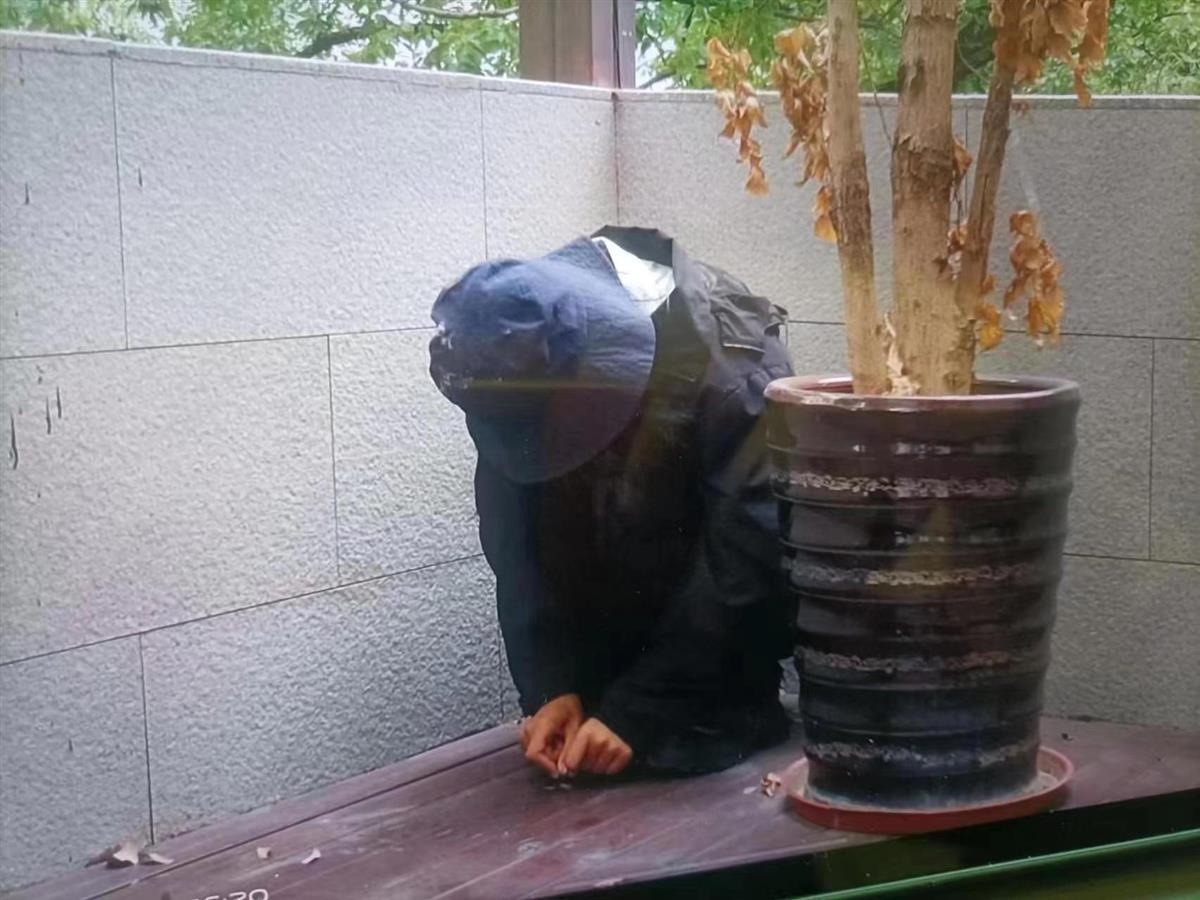 女兒見老父親時,全身包緊緊不願說話。(圖/翻攝自微薄)