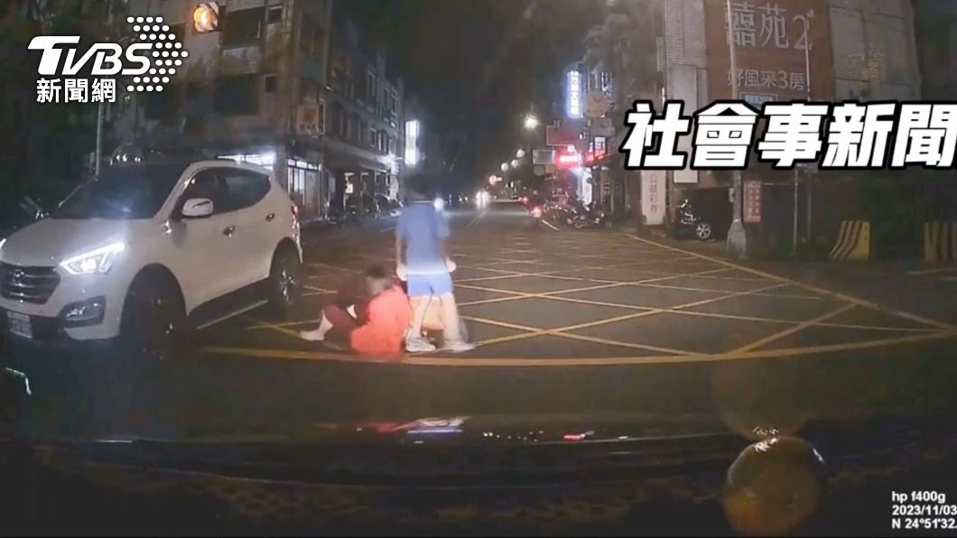 行人帝王條款沒了?! 一家3口未走斑馬線挨撞 桃警開罰行人 (圖 / 翻攝社會事新聞影音)