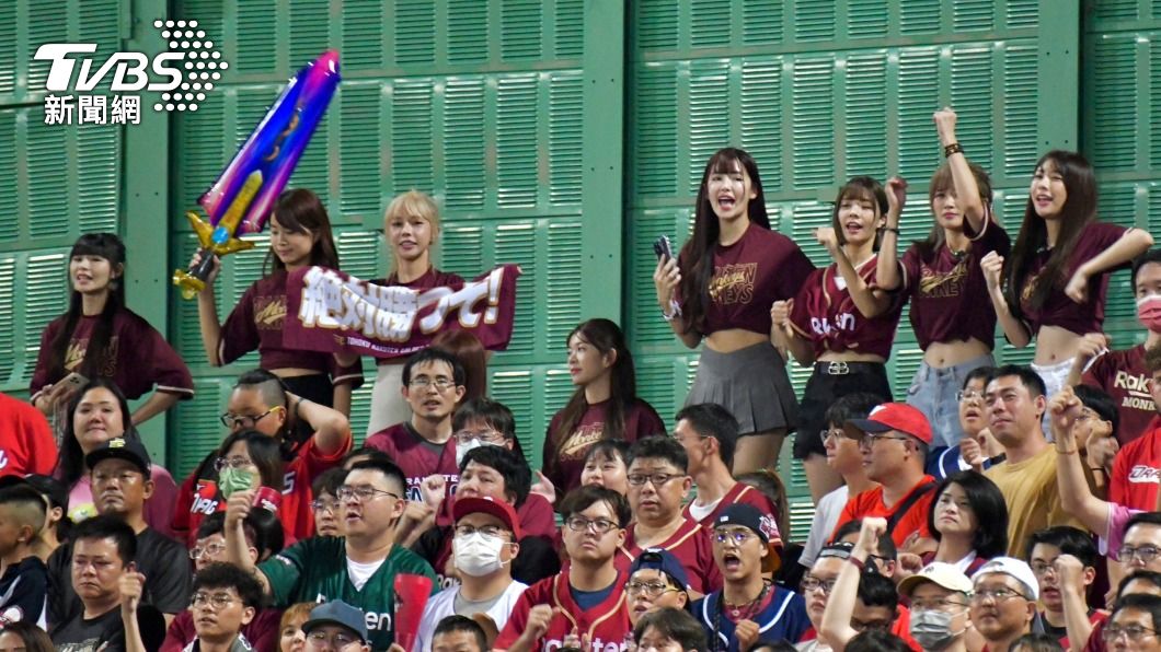 樂天女孩結伴到天母客場,為樂天桃猿應援。(圖/胡瑞麒攝)