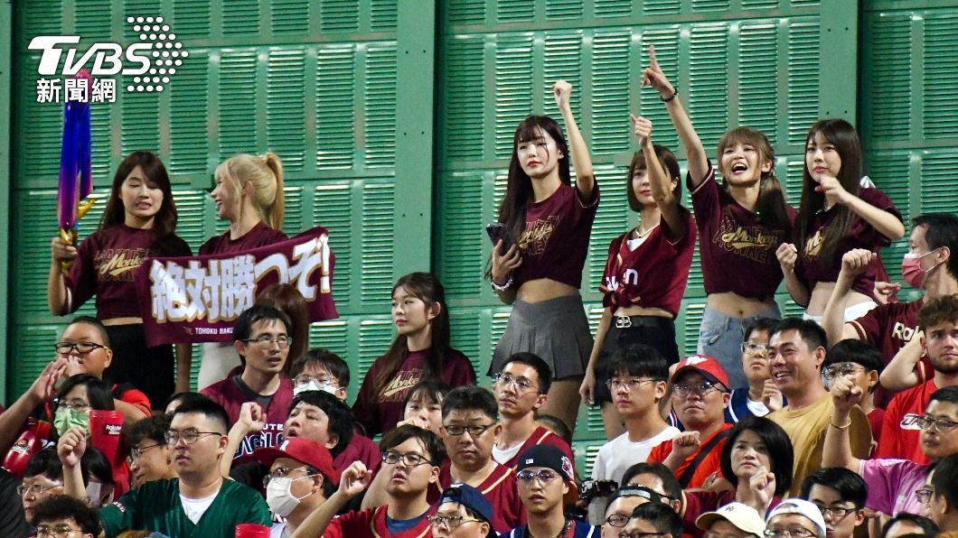 樂天女孩客場為樂天桃猿應援。(圖/胡瑞麒攝)