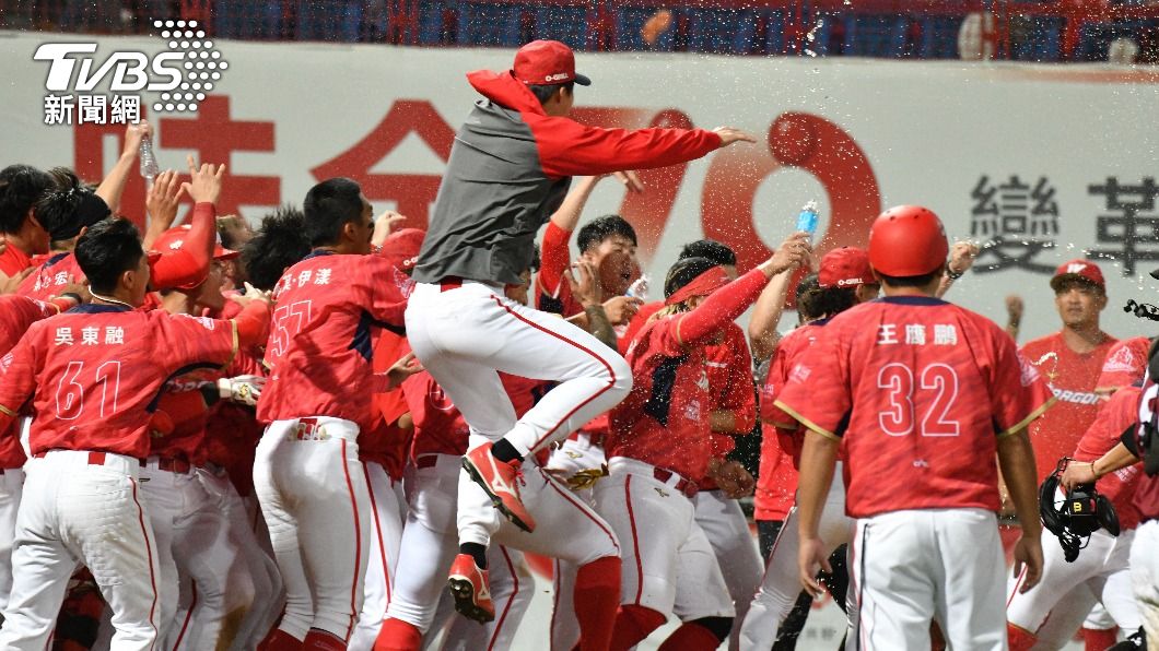 味全龍和樂天桃猿鏖戰14局分勝負。(圖/胡瑞麒攝)