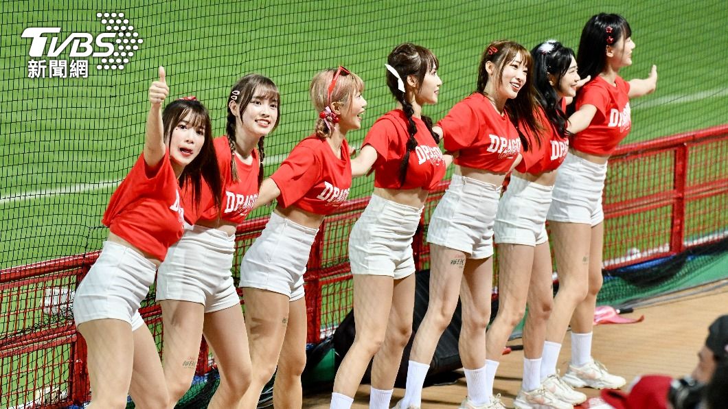 小龍女昨天在主場應援到最後一刻。(圖/胡瑞麒攝)
