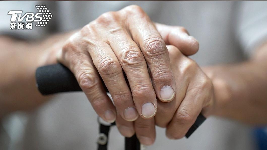 醫師提12因子,有助於降低失智症發生率。(示意圖/shutterstock 達志影像)