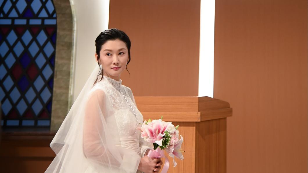 陳珮騏披婚紗。(圖/三立提供)