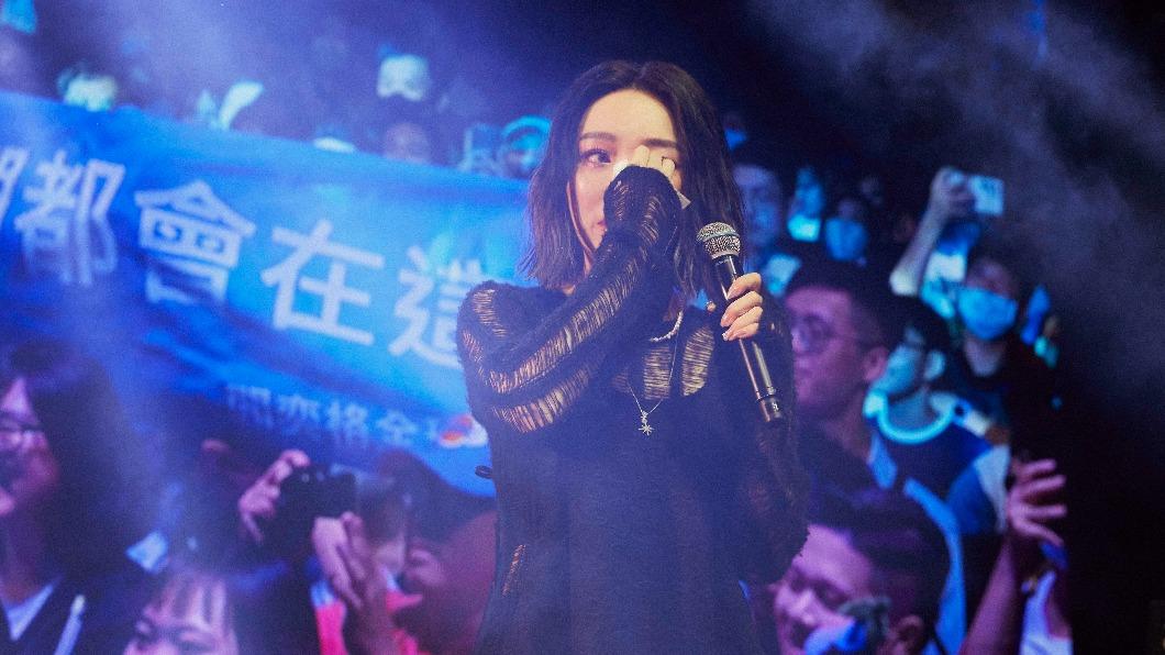 閻奕格被粉絲的應援布條感動,忍不住落淚。(圖/華研國際提供)