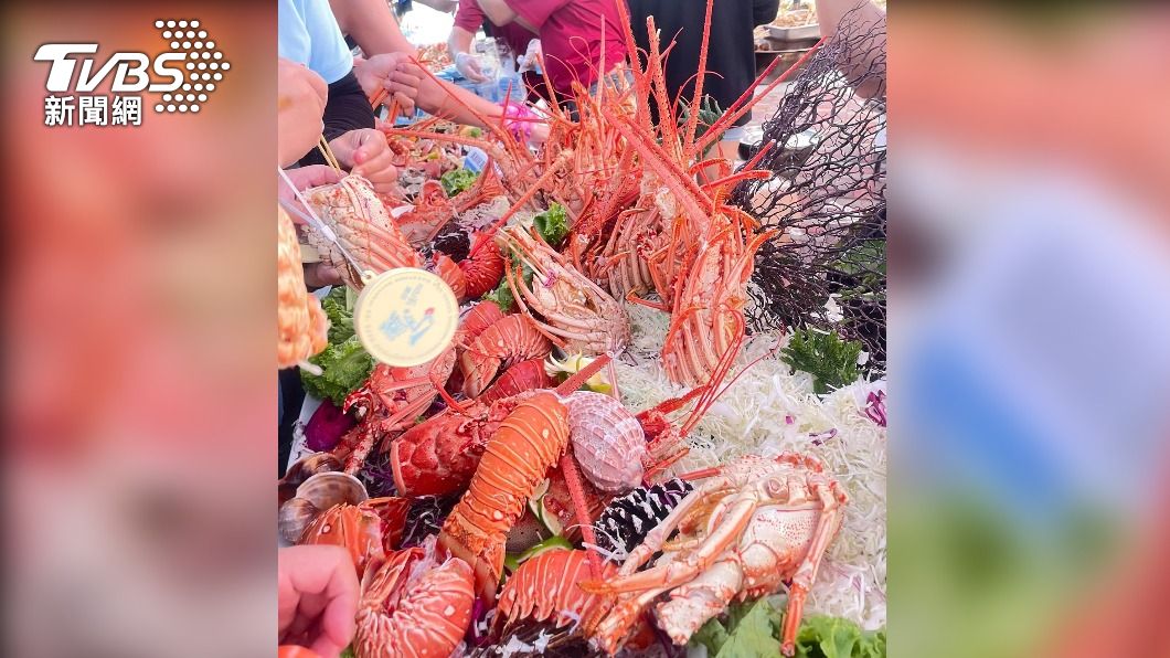 補給站提供大量海鮮。(圖/讀者提供)