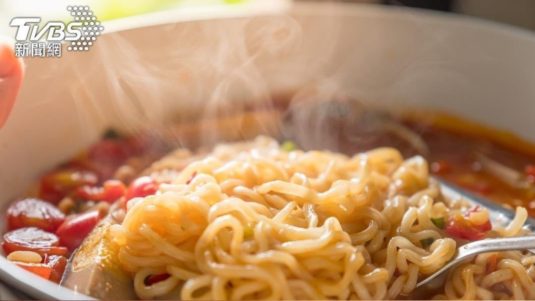 加工食品會影響毛囊血流的循環代謝。(示意圖/shutterstock 達志影像)