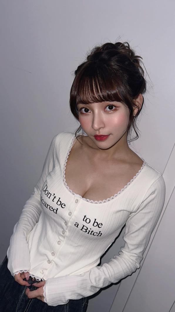 林襄上衣的字母是「Don’t be scared to be a Bitch」。(圖/翻攝自林襄 臉書)