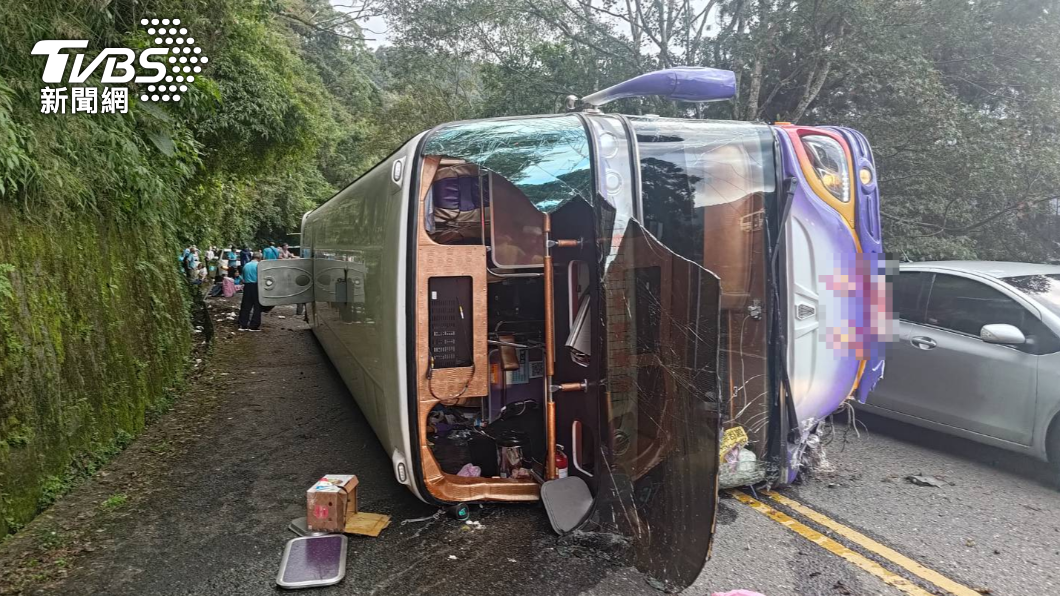 遊覽車翻覆1死38傷!重傷夫還不知妻已過世 奪命座位曝