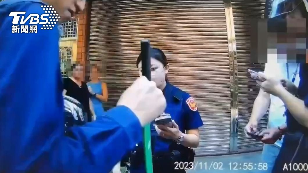 警方找到西瓜刀。(圖/TVBS)