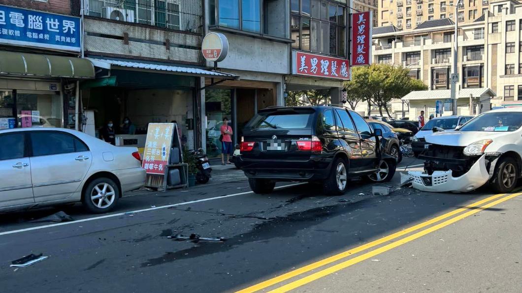 鄭成光疑似闖紅燈釀車禍。(圖/翻攝自新竹人新竹事臉書)