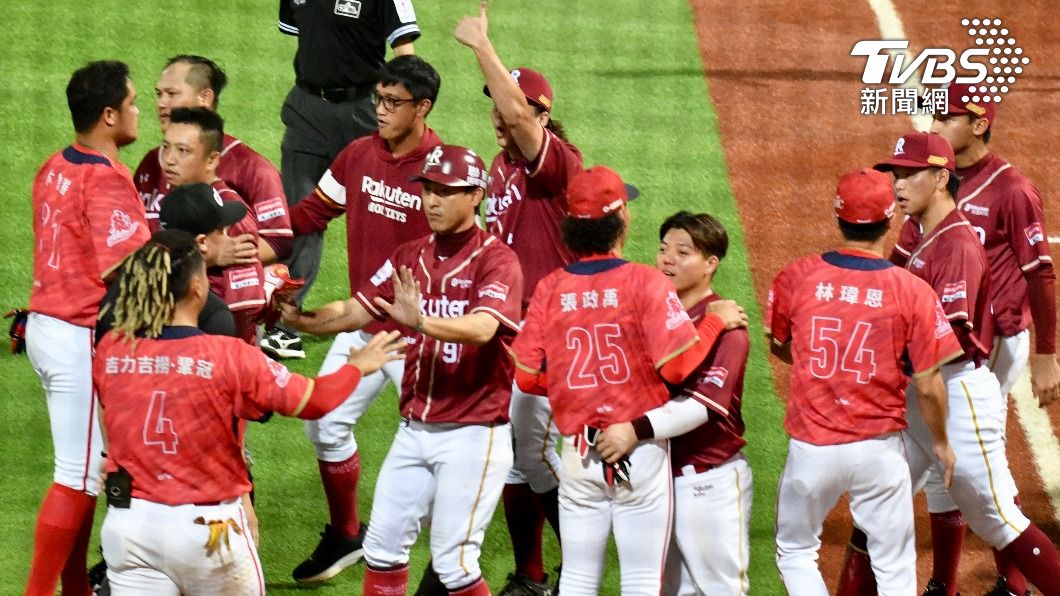 8局上雙方板凳清空,所幸後續沒有引發更大衝突。(圖/胡瑞麒攝)