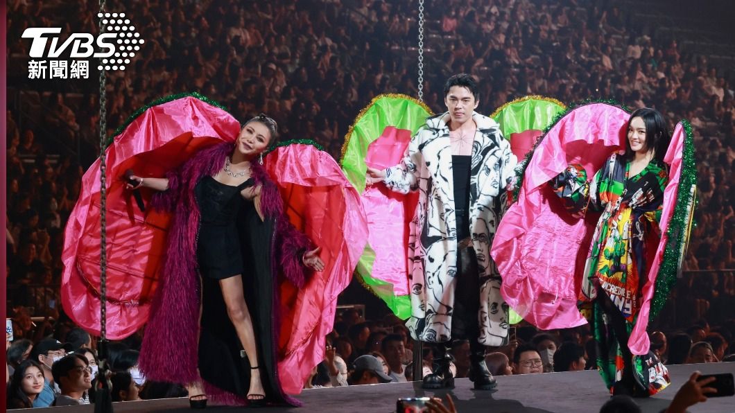 奇景!徐佳瑩攻蛋「竟冒3顆大蛤蜊」 金曲歌王辣秀屁股蛋傻眼了