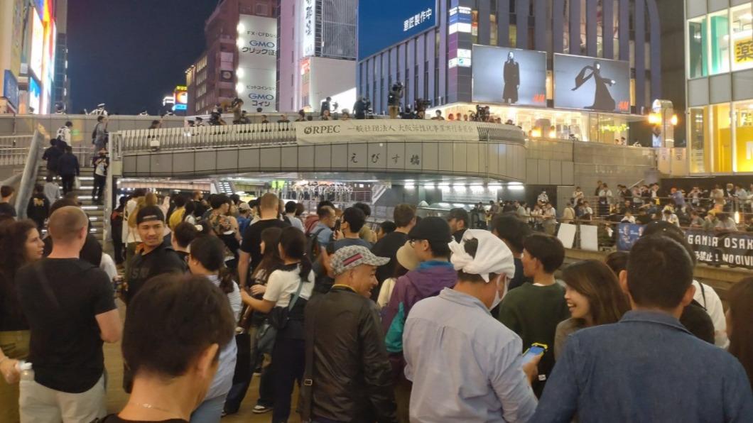 阪神封王「日警秒築人牆」!球迷嗨跳川 道頓堀擠爆遊客看傻