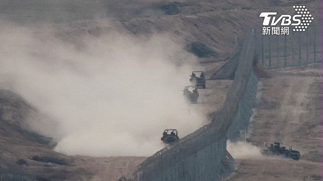 以軍車輛在加薩邊境旁行駛。(圖/達志影像路透社)