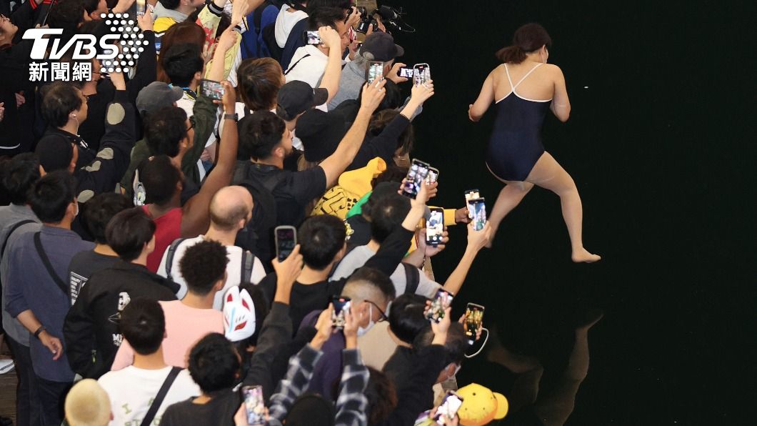 阪神虎奪「日本一」虎迷徹夜狂歡 泳裝櫻花妹也嗨爆跳河