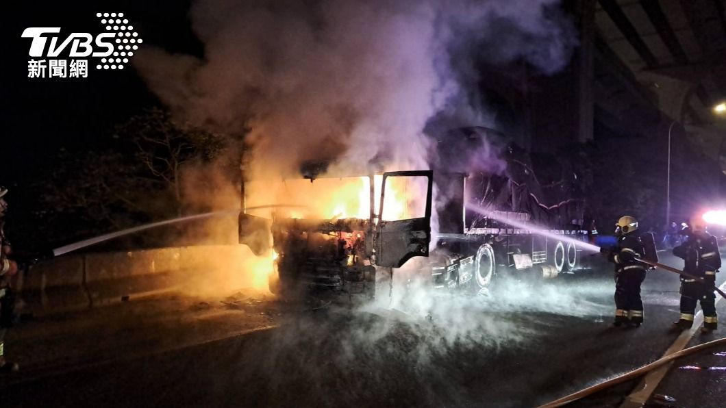 行駛中聞到燒焦味！聯結車國1燒成火球　駕駛幸運躲死劫