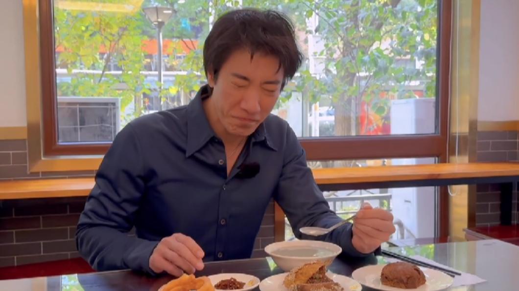 王力宏首次品嘗豆汁，被酸味嗆到表情失控。（圖／翻攝自王力宏微博）