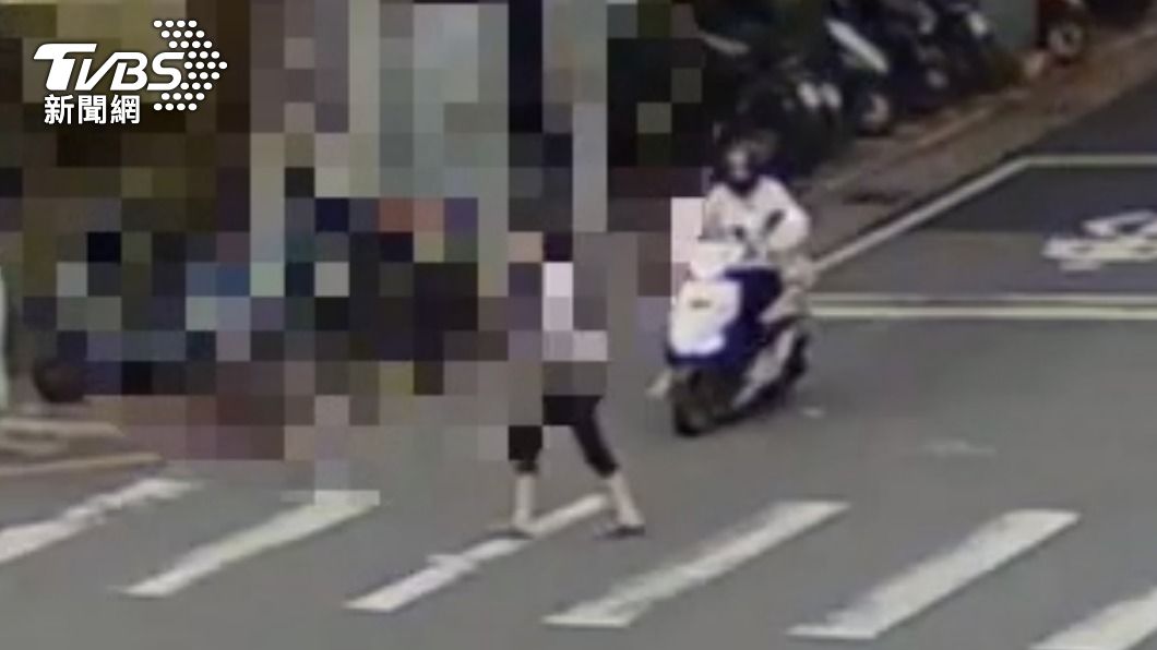 有片/驚覺闖紅燈!永和行人「折返跑」遭騎士猛撞 2女慘摔