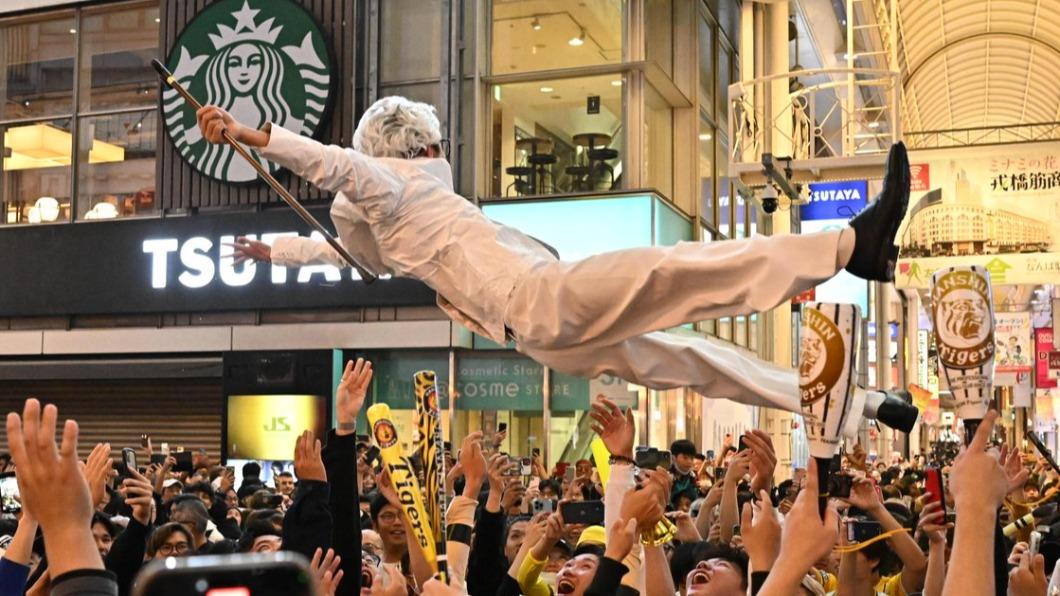 阪神虎破除38年魔咒! 「肯德基爺爺」又被虎迷扔進河