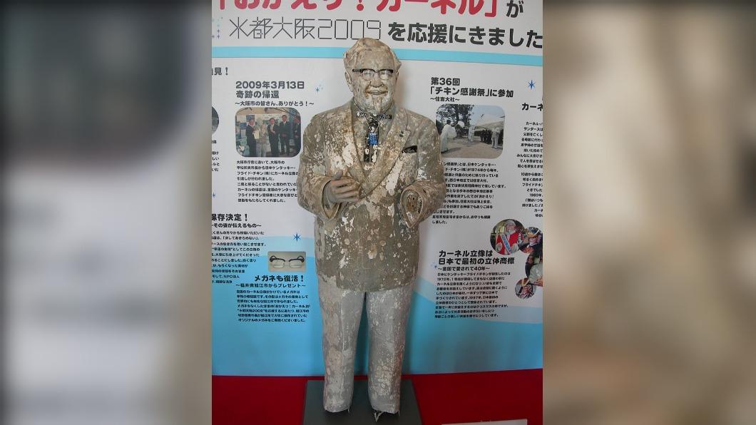 找回來的肯德基爺爺雕像已經斑駁,而且少了左手、眼鏡也是另外補上的。(圖/翻攝自日本維基百科)